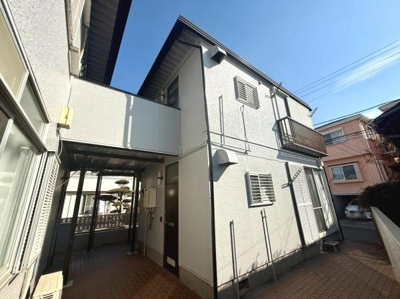 外壁が明るく清潔感のあるデザインで開放感のある空間が特徴です。日当たりの良い立地で建物の外観もすっきりとしています。住宅街に位置し落ち着いた雰囲気が印象的です。アプローチ部分も広く確保されています。