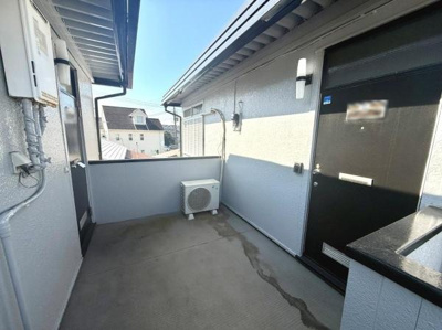 明るい日差しが差し込む共用廊下が印象的です。清潔感のある外観で手入れが行き届いています。建物全体がすっきりとしたデザインになっています。エアコンの室外機も設置されています。