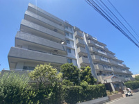 世帯数全57戸！フレスポ八潮まで約9分♪お買い物にも便利な立地です。広々とした公道に面した風通しの良いマンションです。