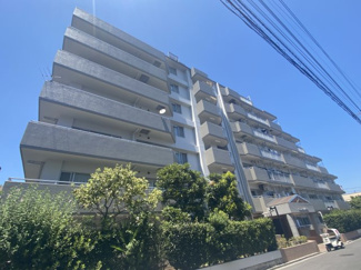 世帯数全57戸！フレスポ八潮まで約9分♪お買い物にも便利な立地です。広々とした公道に面した風通しの良いマンションです。