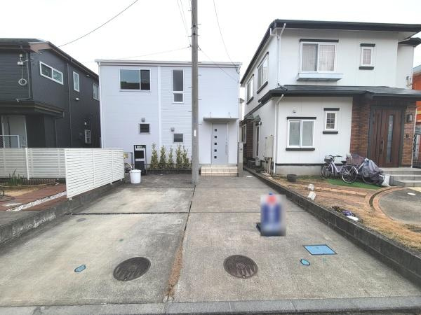 駐車スペース1台分確保されています。建物に向かって右側の区画の駐車場になります。前面道路からの出入りがしやすい配置です。