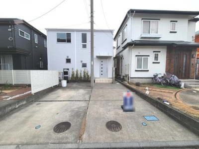 駐車スペース1台分確保されています。建物に向かって右側の区画の駐車場になります。前面道路からの出入りがしやすい配置です。