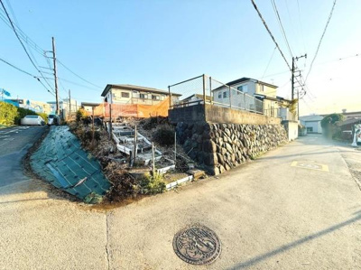 陽当たりの良い角地が魅力の土地です。周囲は開放感があり視界も広がります。道路との高低差がありプライベート感も確保しやすい区画です。整った形状で建築の自由度が期待できます。