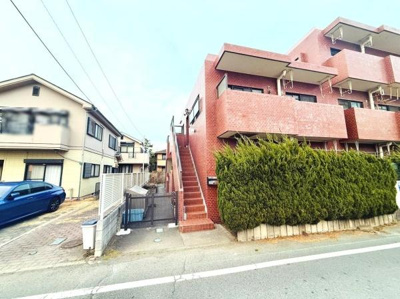 レンガ調の外観が特徴的な建物です。前面道路が広く車の出入りもしやすそうです。エントランスまでのアクセスがスムーズな設計です。周辺には戸建住宅もあり落ち着いた雰囲気です。