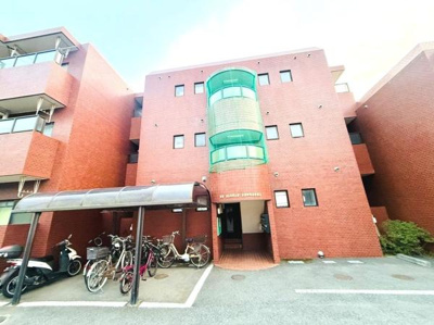 レンガ調の外観が特徴的なマンションです。