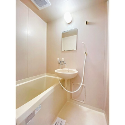 明るい色調の室内です