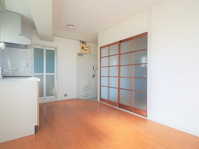 バルコニー側からのダイニングキッチン