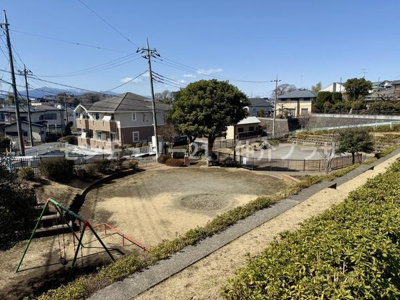 周囲に広がる住宅地の中に居心地の良い公園があります。遊具も揃っておりちょっとした休憩にぴったりな場所です。開放感のある空間が確保されていますのでお散歩にも最適です。