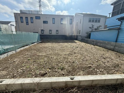 前面道路から敷地までゆったりとしたアプローチが印象的です。両隣に建物が並ぶ整った街並みに位置しています。道路側からは見通しが良く敷地の形状がしっかり分かります。建築プランをイメージしやすい外観です。