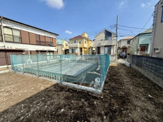現地土地写真から周辺は住宅が立ち並び落ち着いた雰囲気が感じられます。道路や塀も整備されていて工事の進捗も分かりやすい状態です。土地の形状が確認しやすく建築計画が立てやすい印象です。