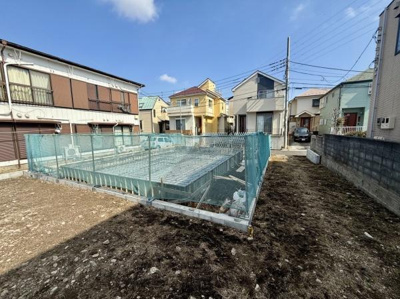 現地土地写真から周辺は住宅が立ち並び落ち着いた雰囲気が感じられます。道路や塀も整備されていて工事の進捗も分かりやすい状態です。土地の形状が確認しやすく建築計画が立てやすい印象です。