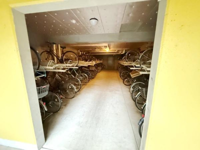 広々とした自転車置き場が完備されています。二段式ラックで効率的に収納でき多くの自転車が保管可能です。屋内なので天候に左右されず便利に利用できます。定期的な出し入れもスムーズです。