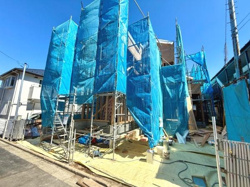 現在建築中の現場写真です。外部足場やブルーシートが全面に設置されています。全体の構造や工程の進捗状況が確認できます。近隣住宅との距離や敷地の形状もご覧いただけます。静かな住宅街の一画に位置しています。