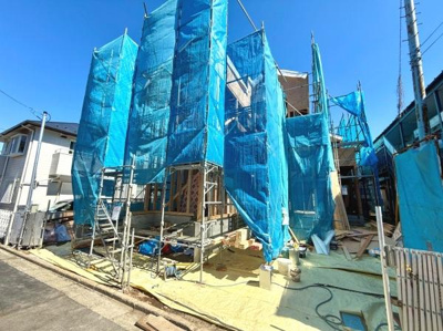 前面道路は見通しが良く直線的なレイアウトが特徴です。車の出入りもスムーズに行えます。周囲は住宅が並び整然とした街並みが広がっています。歩道には車止めや安全柵が設置されています。