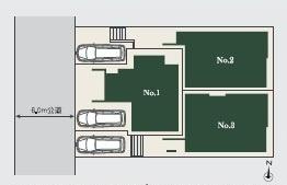 しっかりとした基礎工事の様子が確認できます。整然とした配置で作業が進められています。周囲の住宅環境も感じられる一枚です。安心感のある構造づくりが進行中です。