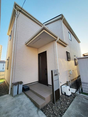 シンプルなデザインの外観が特徴的です。玄関までのアプローチがスムーズに設計されています。住宅周囲はコンクリートや砂利が整備されておりお手入れがしやすいです。