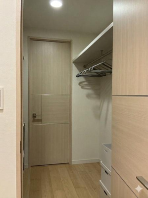 屋根付きの自転車置き場が備わっており雨の日でも自転車を安心して停めることができます。複数台の自転車が並べられるスペースが確保されています。区画ごとにしっかりと整備された印象です。