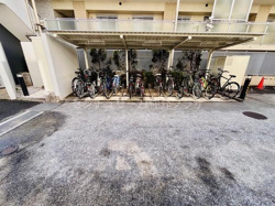 屋根付きの自転車置き場が備わっており雨の日でも自転車を安心して停めることができます。複数台の自転車が並べられるスペースが確保されています。区画ごとにしっかりと整備された印象です。