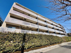 スタイリッシュな外観が特徴のマンションです。バルコニーが広くゆとりのある住空間を実感できます。日当たりも良好な設計が魅力です。緑豊かな植栽が建物を囲み落ち着いた雰囲気を演出しています。