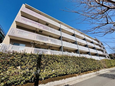スタイリッシュな外観が特徴のマンションです。バルコニーが広くゆとりのある住空間を実感できます。日当たりも良好な設計が魅力です。緑豊かな植栽が建物を囲み落ち着いた雰囲気を演出しています。