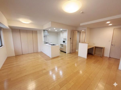 清潔感あふれるエントランスが印象的です。ガラス扉が開放的な雰囲気を演出しています。白とダークトーンの床タイルのコントラストも魅力です。明るい光が差し込みすっきりとした空間となっています。