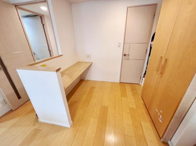 宅配ボックスと郵便受けが設置されているエントランススペースです。照明付きで明るい空間が広がります。清潔感のあるタイル床が印象的です。壁面のデザインも特徴的です。