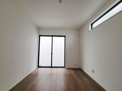 手摺り付きで安心感のあるトイレです。換気用の窓があり空気の入れ替えがしやすくなっています。便利な棚スペースも備えられています。温水洗浄便座が設置されており快適にご使用いただけます。