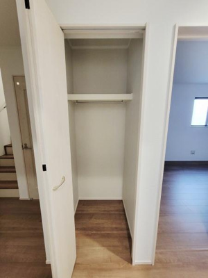 シンプルな内装が魅力の洋室です。窓からの光がしっかり入るため明るい印象を与えます。床は落ち着いた色味で様々な家具とも合わせやすい仕様です。収納やレイアウトの工夫次第で使いやすい空間になります。