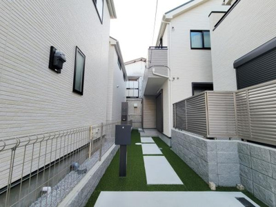 開放感のある空間で周辺の景色を眺められるバルコニーです。手すりがしっかりと設置されており安心感があります。床面が広めでゆったりとしています。明るい印象のバルコニーが特徴です。