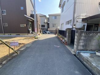 閑静な住宅街に御座います。