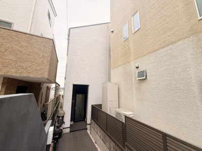 ホワイトを基調とした外壁が洗練された印象を与えます。