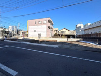幅のある前面道路に面しており車の出入りもスムーズに行いやすいです。周辺は開放感があり視界も広がります。敷地の形状も整っており建築プランを検討しやすい現地写真です。