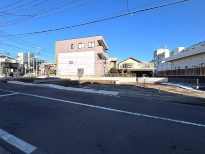 幅のある前面道路に面しており車の出入りもスムーズに行いやすいです。周辺は開放感があり視界も広がります。敷地の形状も整っており建築プランを検討しやすい現地写真です。