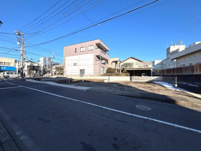 道路幅員が広く車両の出入りもスムーズに行えます。現地は見通しの良い立地です。