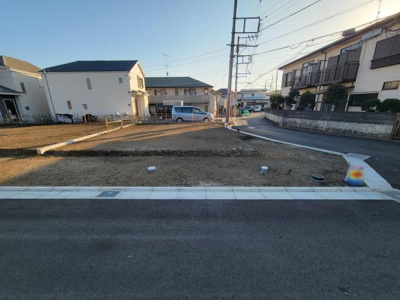 現地写真は日当たりの良い前面道路に面した区画を確認できます。周囲には新しい住宅が建ち並びすっきりとした印象です。道路幅もしっかりと確保されていて車の出入りもスムーズに行えます。
