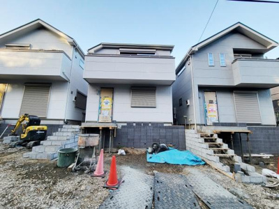 建築中の外観が印象的な一枚です。現地でしか味わえない新築ならではの雰囲気が感じられます。周囲の住宅とも調和した外観が魅力です。二棟並びの姿が特徴的です。今後の完成が楽しみな外観です。