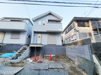 足場が組まれており建物の外壁の様子が確認できます。外壁にはシャッター付きの窓が設置されています。施工中の状態が伺え現場の管理がしっかりされています。建築中のため今後の仕上がりが楽しみです。