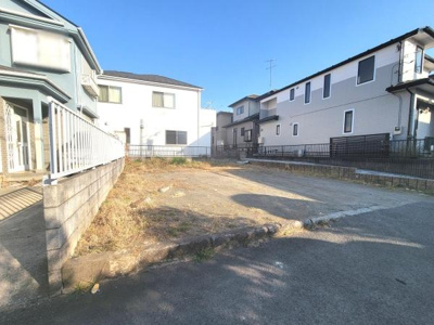 明るい日差しが差し込む現地写真です。前面道路に面しておりスムーズな出入りが可能です。周辺は住宅が整然と並んだ落ち着いた街並みとなっています。全体的に開放感があり使い勝手の良い土地形状です。