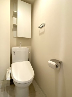温水洗浄便座機能付きトイレです♪
タオルリングやペーパーホルダー、収納棚もついています。