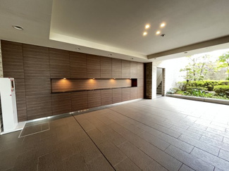 落ち着いたデザインのエントランスホール。