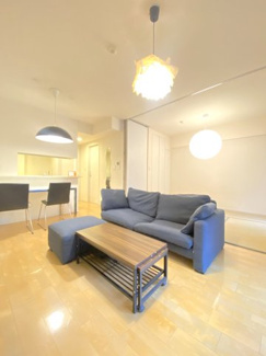 約14.3帖の広々としたLDK。カウンター式のキッチンがありますので、お子様がいらっしゃるご家庭でも安心の使いやすい間取りです。