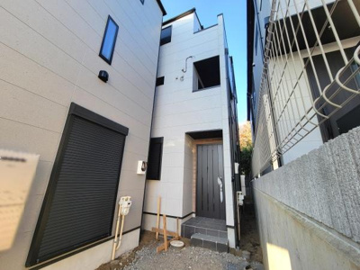 シンプルな外観デザインが目を引きます。玄関スペースがしっかりと確保されています。窓の配置にも工夫が感じられます。