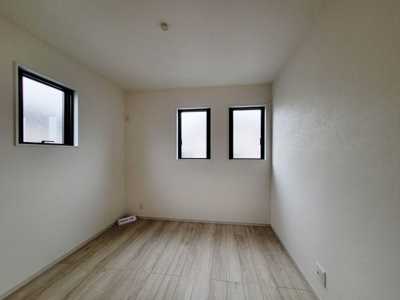 洋室には3つの窓があり採光を確保しています。シンプルな内装で様々な家具の配置がしやすいです。フローリング仕様でお掃除もしやすい洋室です。白を基調とした壁が広がりを感じさせます。