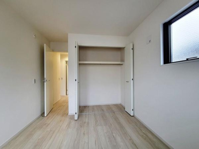 シンプルなデザインの収納スペースが設けられています。扉が大きく開きやすいので使いやすい設計です。収納スペースがすっきりと確保されています。お部屋の片付けにも便利です。清潔感のある印象の収納です。