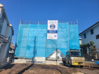 現在建築中の物件です。ブルーシートでしっかりと覆われ安全管理が徹底されています。周囲には住宅が並び落ち着いた住環境が期待できます。現地の雰囲気や進捗状況を直接ご確認いただけます。