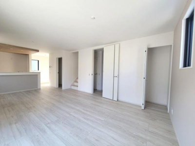 シンプルな外観デザインが印象的な戸建てです。窓が多く設けられており室内の明るさも期待できます。異素材の組み合わせが外観にアクセントを加えています。前面にはゆとりのあるスペースも確保されています。