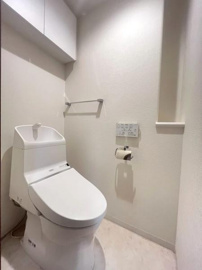 棚付き白を基調としたきれいなトイレです♪