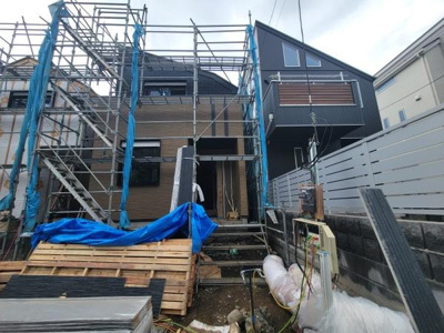 建築中ならではの新鮮さを感じさせる外観です。シンプルなデザインと直線的なラインが特徴的です。周囲との調和も図りやすい外観となっています。使い勝手の良さを感じさせるファサードです。