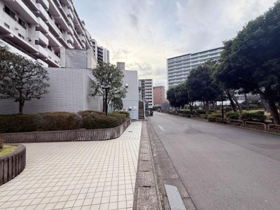 道路沿いに位置し開放感のある景色が広がっています。周辺には植栽が整えられており歩道も広く設計されています。周囲の建物と調和したデザインが特徴です。敷地内の動線もスムーズです。