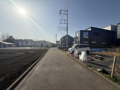 前面道路が広く周囲には整った住宅が立ち並んでいる様子がうかがえます。陽当たりも良好で見通しの良い道路です。周辺の開放感が印象的で現地の様子がしっかり確認できます。